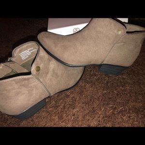 Daisy Fuentes Taupe ankle boots, sz-7.5 W